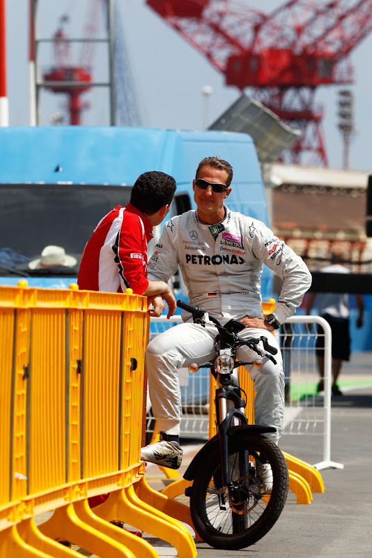 Михаэль Шумахер подъезжает к Андреа Стелле на Гран-при Европы 2011