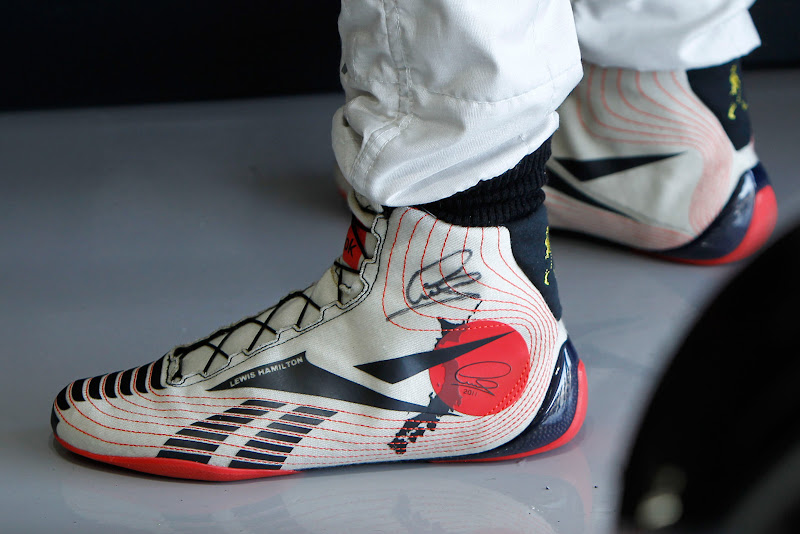 uоночная обувь Льюиса Хэмилтона с японской символикой на Гран-при Японии 2011
