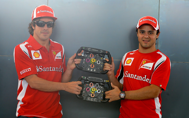Фернандо Алонсо и Фелипе Масса держат рули Ferrari на Гран-при Италии 2011