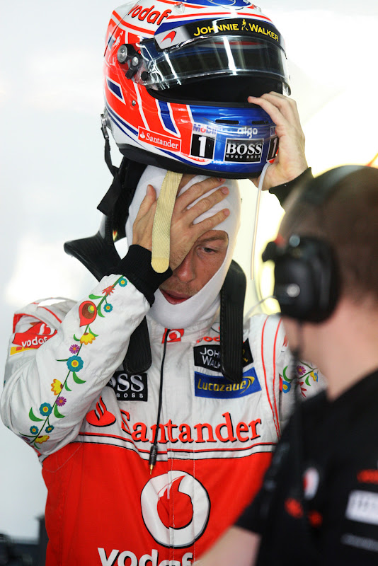 Дженсон Баттон фэйспалмит и снимает шлем на Гран-при Бразилии 2011