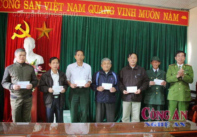 Thượng tá Nguyễn Cảnh Chanh - Phó trưởng phòng PC64 tặng quà Tết cho các gia đình thương bệnh binh