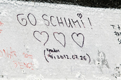 послания болельщиков Михаэля Шумахера на асфальте Хунгароринга на Гран-при Венгрии 2012