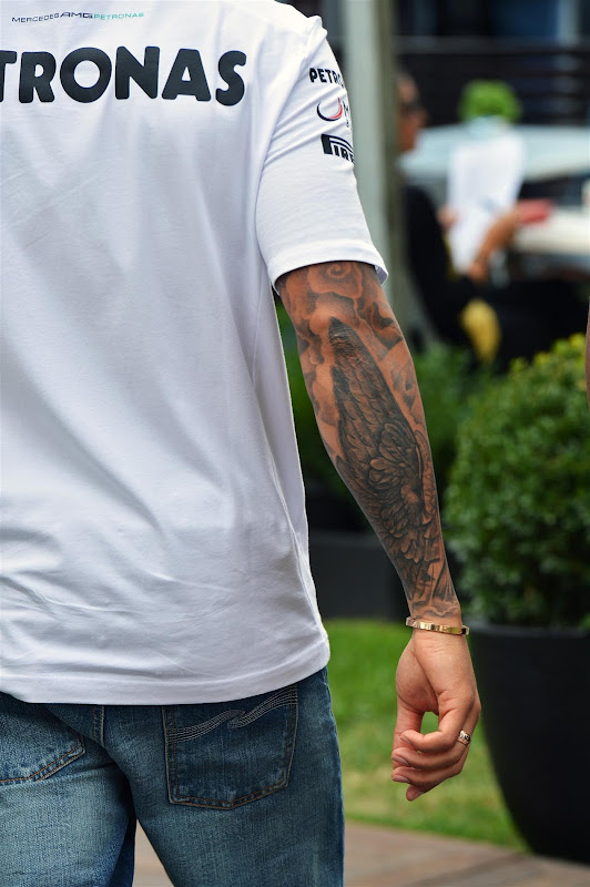татуировка Льюиса Хэмилтона сзади на правой руке на Гран-при Австралии 2013