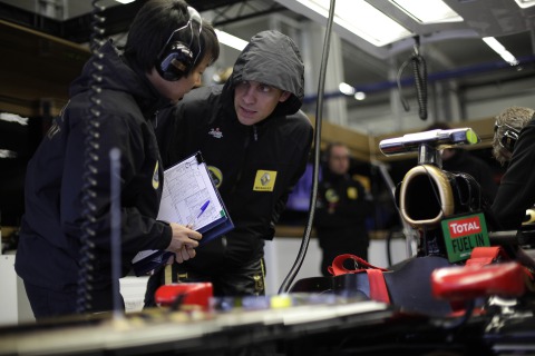 Аяо Комацу и Виталий Петров над болидом Lotus Renault на Гран-при Турции 2011