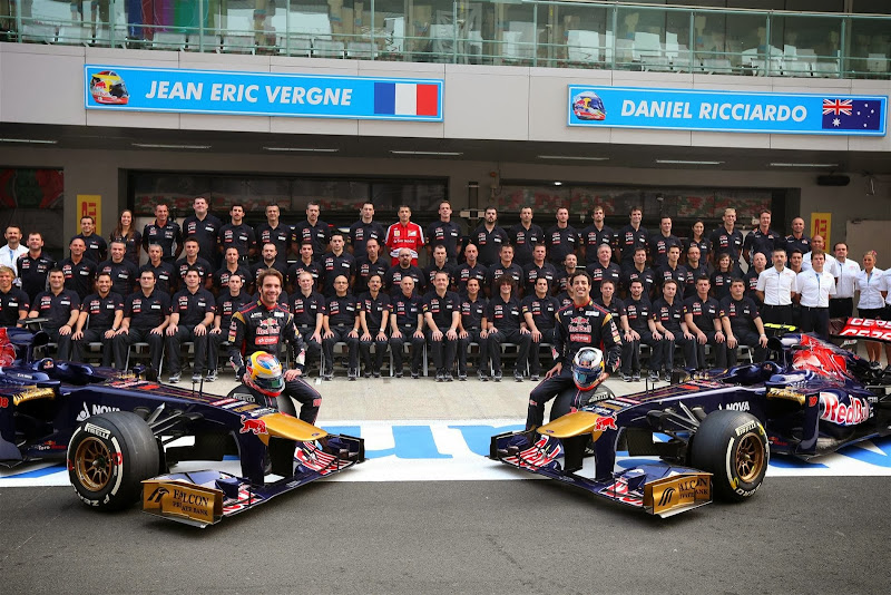 командная фото Toro Rosso с сотрудником Ferrari Гран-при Индии 2013