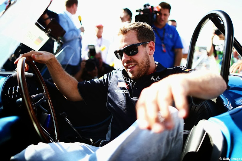 Себастьян Феттель за рулем Shelby Cobra на параде пилотов Гран-при США 2013