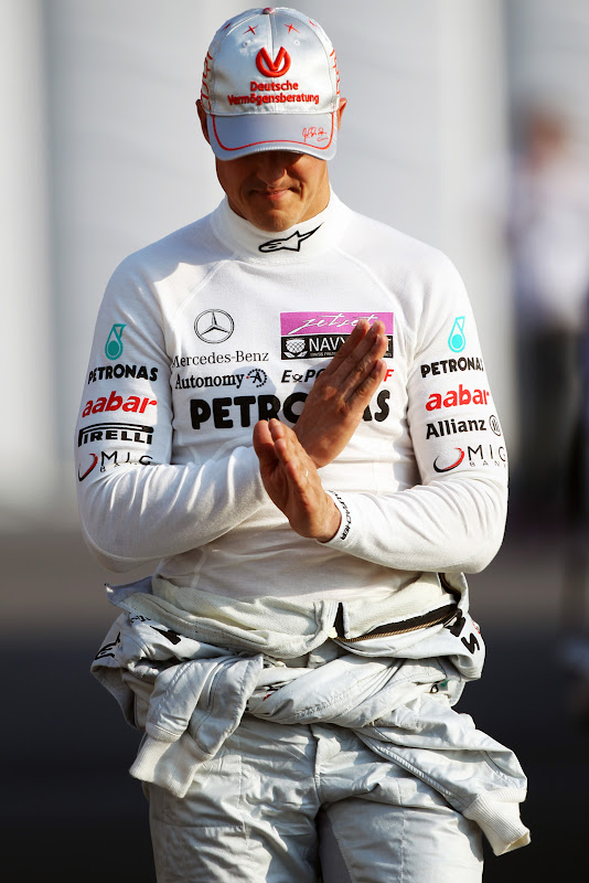 Михаэль Шумахер с перекрещенными руками на Гран-при Японии 2011