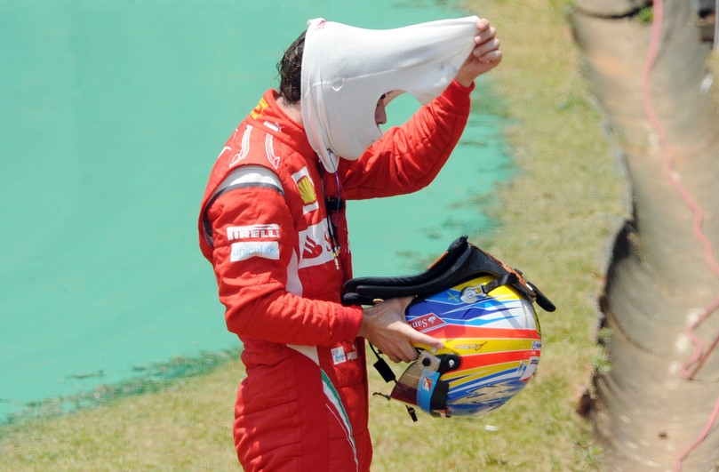 Фернандо Алонсо снимает шлем после схода во во время первой сессии свободных заездов на Гран-при Бразилии 2011