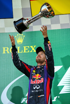 Себастьян Феттель подбрасывает кубок в воздух на подиуме Гран-при Японии 2013