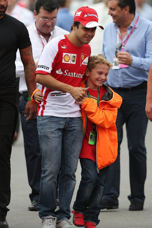 ребенок обнимает Фелипе Массу на Гран-при Италии 2013