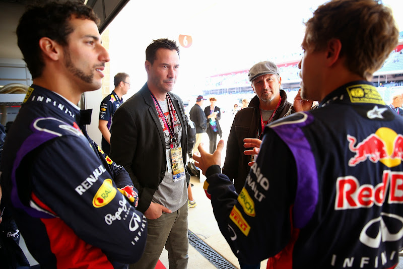 Киану Ривз с Даниэлем Риккардо и Себастьяном Феттелем в боксах Red Bull на Гран-при США 2014