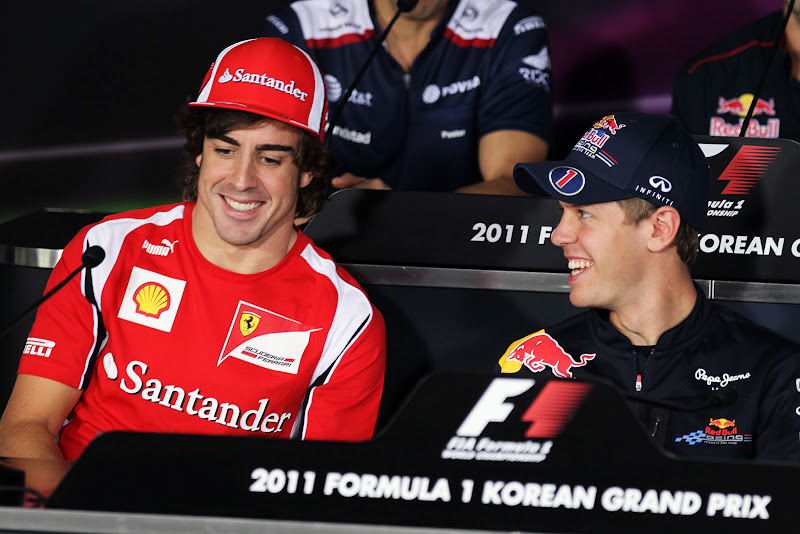 Фернандо Алонсо и Себастьян Феттель улыбаются на пресс-конференции Йонама в четверг на Гран-при Кореи 2011