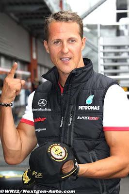 Михаэль Шумахер показывает палец Феттеля на Гран-при Бельгии 2011