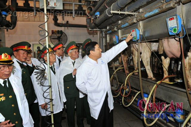 Chủ tịch UBND tỉnh và các tướng lĩnh thăm công nghệ vắt sữa ở Nhà máy Sữa TH