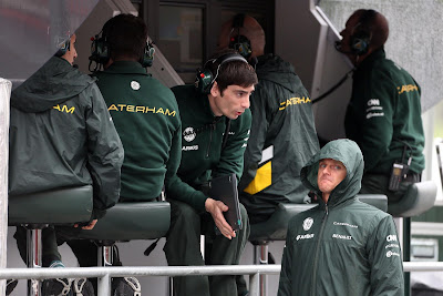 Хейкки Ковалайнен и механики Caterham на командном мостике Гран-при Испании 2013