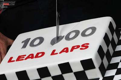 Дженсон Баттон разрезает торт от McLaren в честь 10000 круга лидирования в гонках на Гран-при Канады 2011
