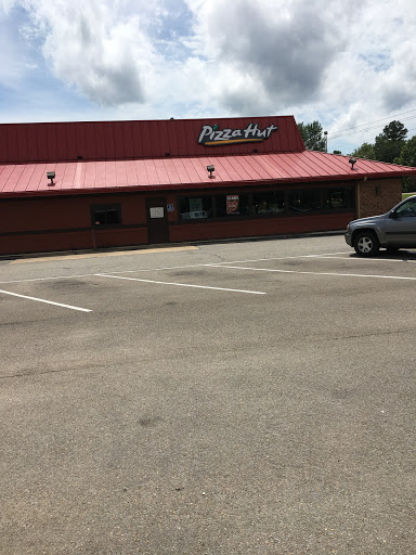 Pizza Restaurant «Pizza Hut», reviews and photos, 555 W Main St, Henderson, TN 38340, USA