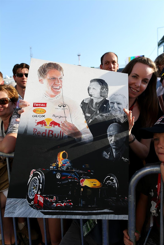 болельщица Red Bull с картиной на Гран-при Венгрии 2013