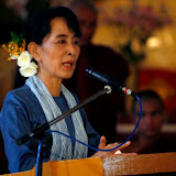 epa03029722 Myanmar democracy leader Aung San Suu Kyi gives a speech during a commemoration ceremony at the ThaDu monastery in Yangon, Myanmar, 10 December 2011. Democracy activist students and supporters of Suu Kyi organized the ceremony to mark the 20th anniversary of her Nobel Peace Prize award day in 1991.  EPA/STR