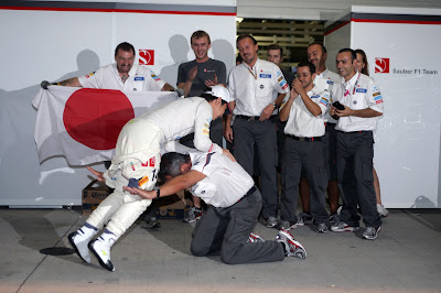 Камуи Кобаяши и механики Sauber празднуют подиум на Гран-при Японии 2012