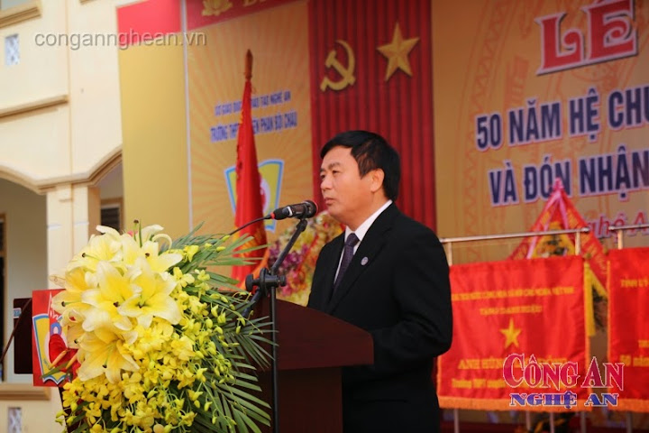 Ông Nguyễn Xuân Thắng - UVTƯ Đảng, Chủ tịch Viện hàn lâm khoa học xã hội Việt Nam đại diện cho cựu học sinh của trường phát biểu cảm tưởng