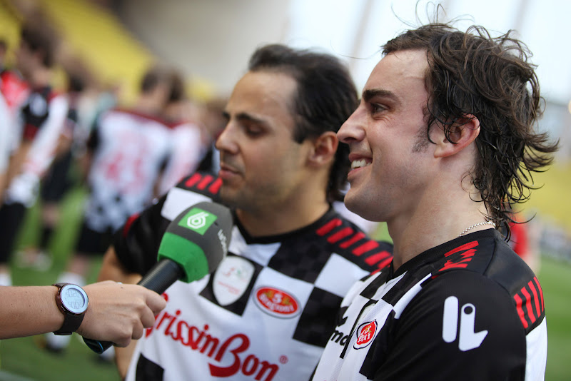 Фелипе Масса и Фернандо Алонсо дают интервью на благотворительном футбольном матче в Монте-Карло 2011
