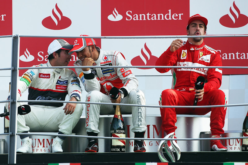 Серхио Перес Льюис Хэмилтон Фернандо Алонсо сидят на подиуме Монцы на Гран-при Италии 2012