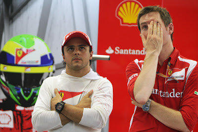 Фелипе Масса и фэйспалмящий Роб Смедли на Гран-при Сингапура 2011 в гараже Ferrari