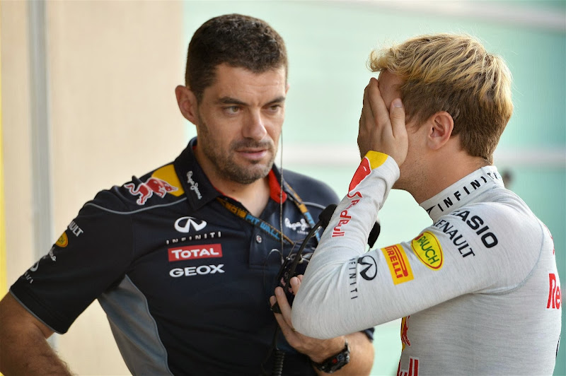 Гийом Роклен и фэйспалмящий Себастьян Феттель на Гран-при Абу-Даби 2013