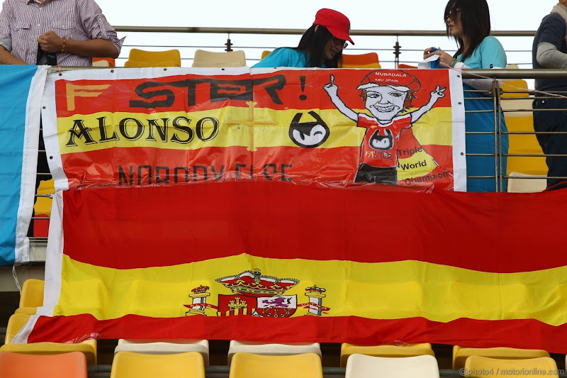 болельщики Фернандо Алонсо с баннерами на трибунах на Гран-при Китая 2012