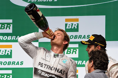 Нико Росберг распивает шампанское на подиуме Гран-при Бразилии 2014