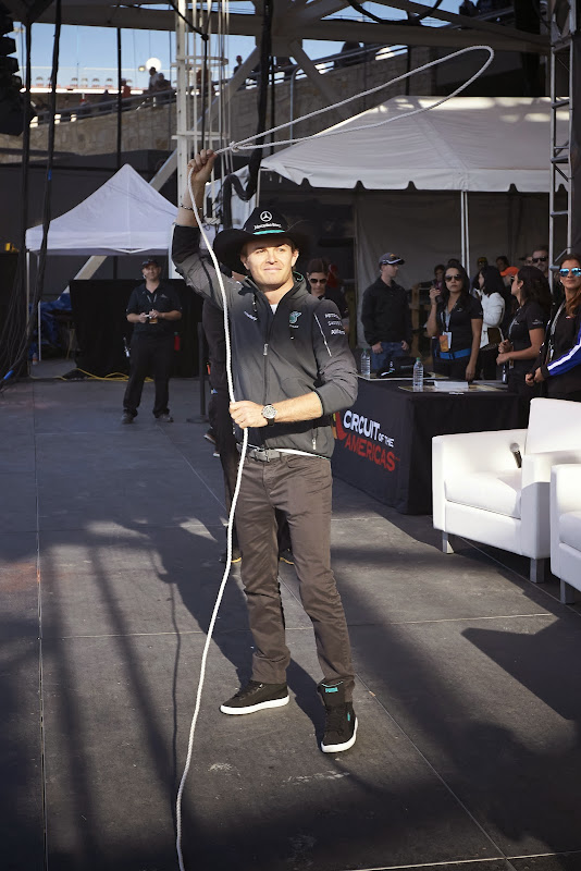 Нико Росберг бросает лассо перед болельщиками Остина на Гран-при США 2014