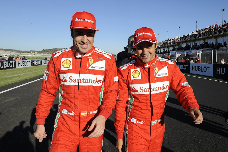 Фернандо Алонсо и Фелипе Масса идут по трассе Рикардо Тормо на Ferrari Finali Mondiali в декабре 2012