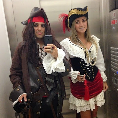 Фелипе и Рафаэла в костюмах пиратов