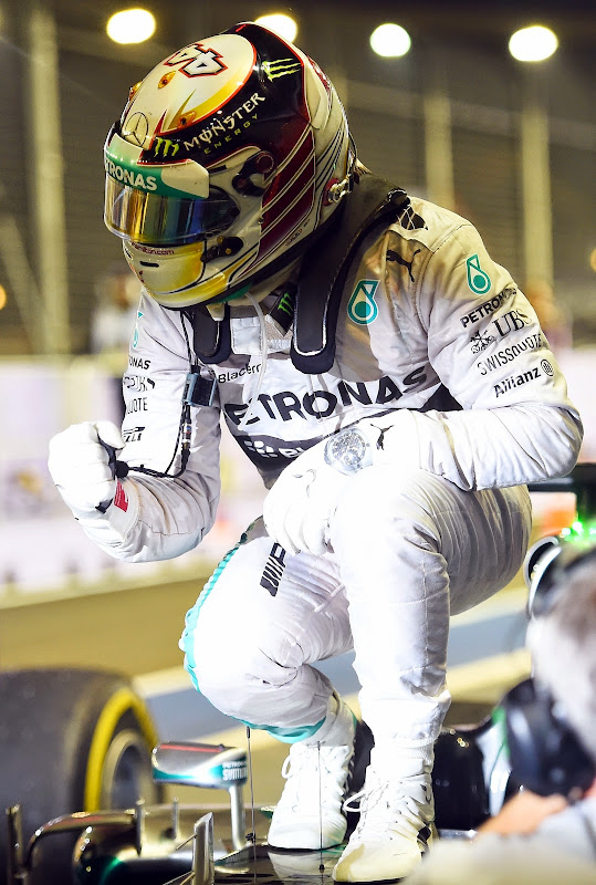 Льюис Хэмилтон побеждает за Mercedes на Гран-при Сингапура 2014
