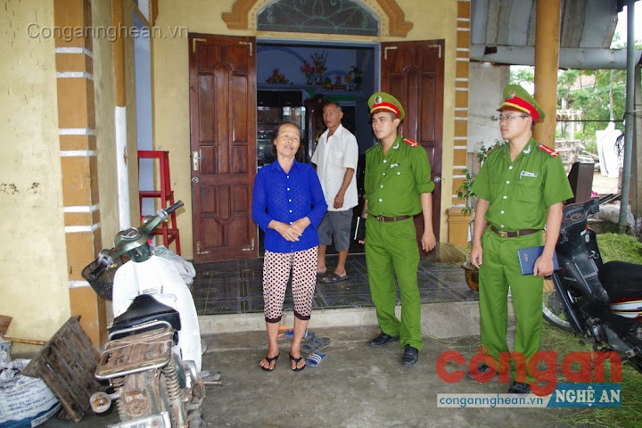 Bà Hồ Thị Thanh kể lại việc bà đi trên đường  bị đối tượng dùng súng uy hiếp cướp xe máy