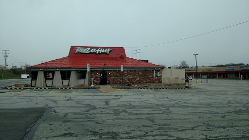 Pizza Restaurant «Pizza Hut», reviews and photos, 7 Crossroads Plaza, Mt Pleasant, PA 15666, USA