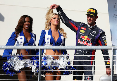 Марк Уэббер развлекается с девушками на подиуме Гран-при США 2013