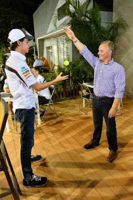 Джонни Херберт бросает мячик Эстебану Гутьерресу на Гран-при Сингапура 2013