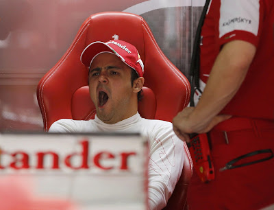 зевающий Фелипе Масса на Гран-при Бахрейна 2013