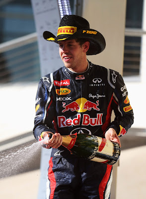 Себастьян Феттель в ковбойской шляпе Pirelli на подиуме Гран-при США 2012