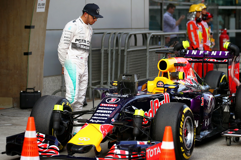 Льюис Хэмилтон разглядывает Red Bull на Гран-при Китая 2015