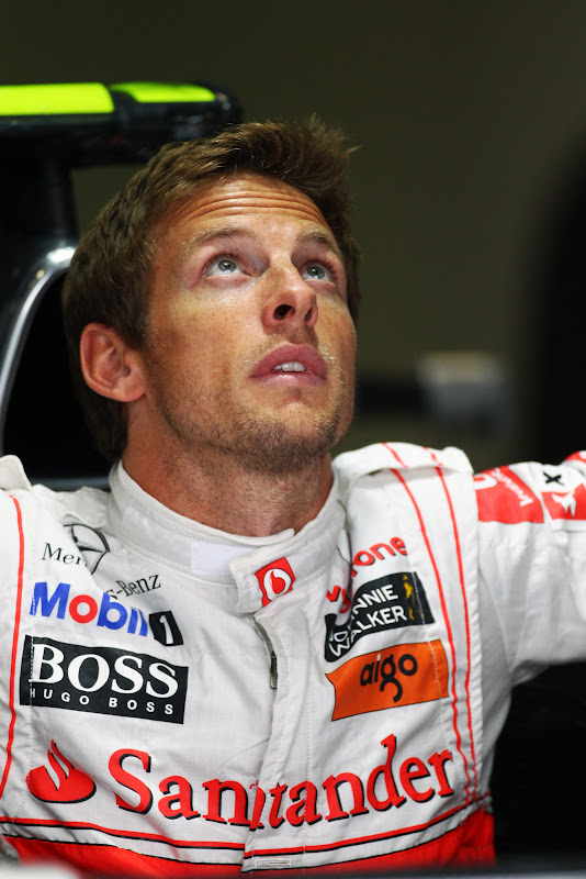 Дженсон Баттон вылазит из кокпита McLaren на Гран-при Италии 2011