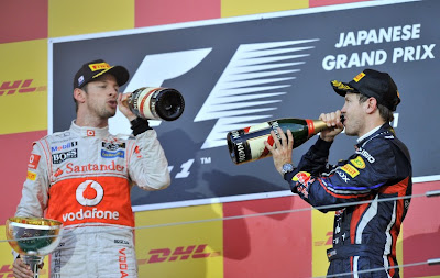 Дженсон Баттон и Себастьян Феттель пьют шампанское не подиуме Гран-при Японии 2011