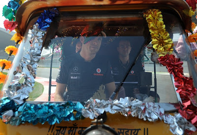 Дженсон Баттон в индийской машинке на трассе Буддх на Гран-при Индии 2011
