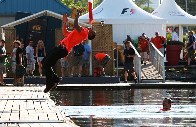 бэкфлип Льюиса Хэмилтона в канал Монреаля после победы на Гран-при Канады 2012