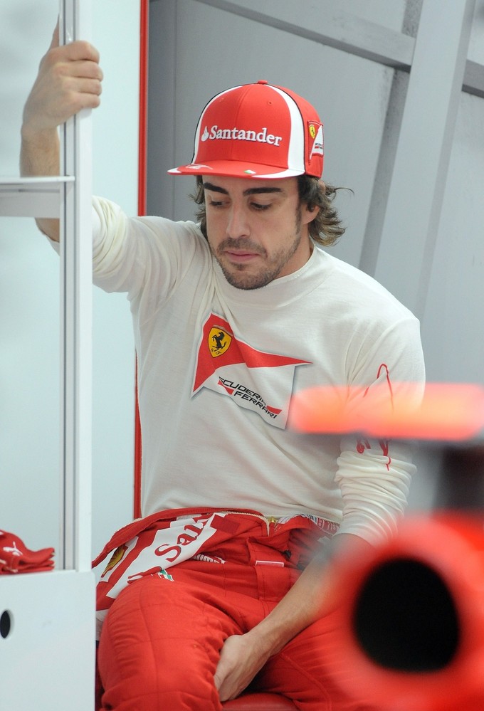 грустный Фернандо Алонсо в боксах Ferrari перед первой сессией свободных заездов на Гран-при Индии 2011