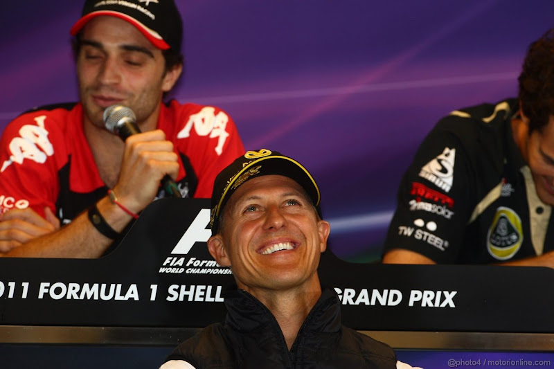 Михаэль Шумахер и Бруно Сенна над речью Жерома Д'Амброзио смеются на пресс-конференции в Спа на Гран-при Бельгии 2011
