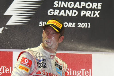 без лица или Дженсона Баттона поливают шампанским на подиуме Гран-при Сингапура 2011