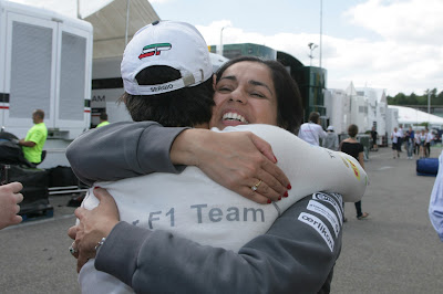Серхио Перес и Мониша Кальтенборн обнимаются после отличного результата на Гран-при Германии 2012